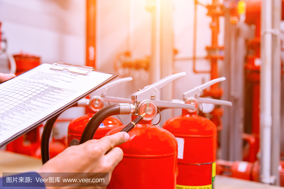 工程師檢查工業(yè)消防控制系統(tǒng),消防報(bào)警控制器,火警報(bào)警器,防火。系統(tǒng)準(zhǔn)備就緒一旦發(fā)生火災(zāi)。